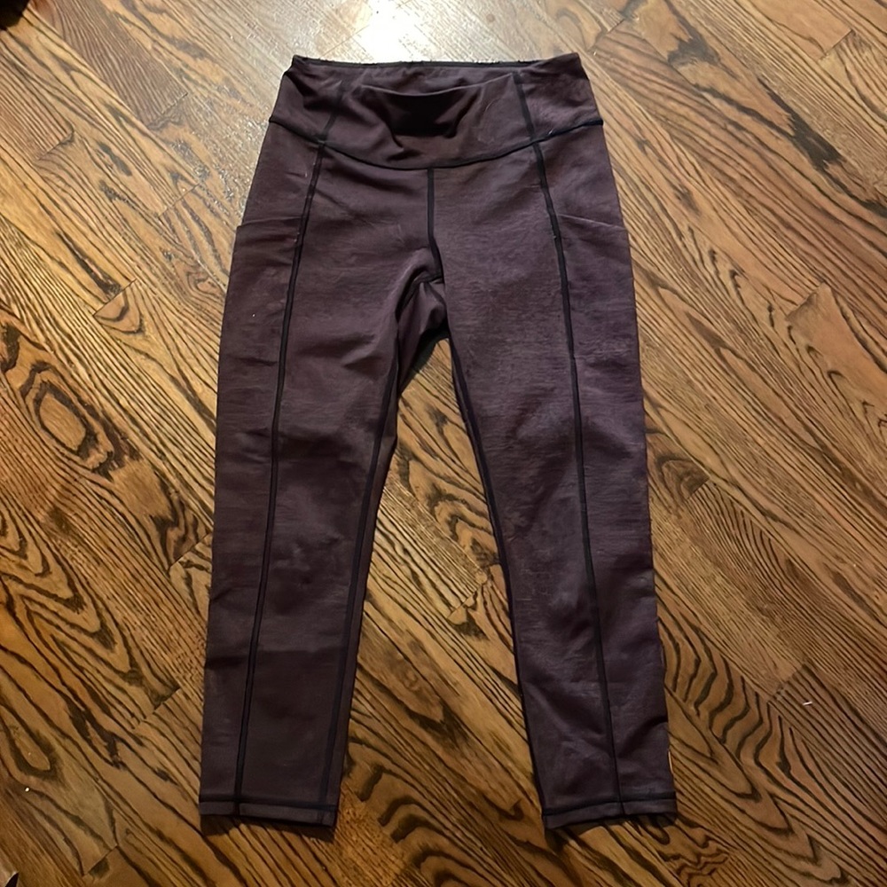 Lole capri leggings with pockets. Size 4, maroon and black.